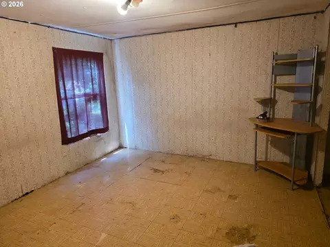 Bedroom - 440 Division Ave, Drain, OR 97435 photo 1 of 3