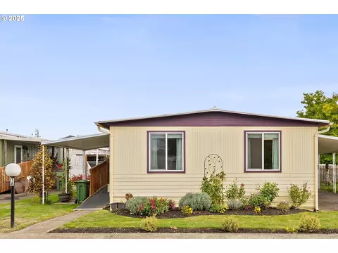 2902 E 2nd St #18, Newberg, OR 97132