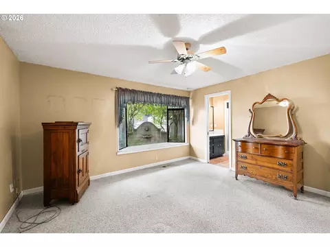 Bedroom - 231 NE Scott Dr, Gresham, OR 97030 photo 5 of 11