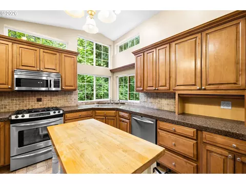 Kitchen - 231 NE Scott Dr, Gresham, OR 97030 photo 4 of 7