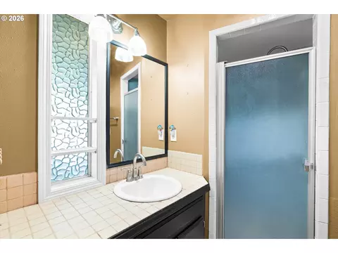 Bath - 231 NE Scott Dr, Gresham, OR 97030 photo 2 of 3
