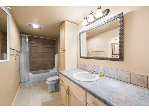 Bath - 231 NE Scott Dr, Gresham, OR 97030 photo 3 of 3