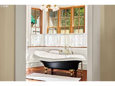 Bath - 3535 Agate St, Eugene, OR 97405 photo 1 of 4