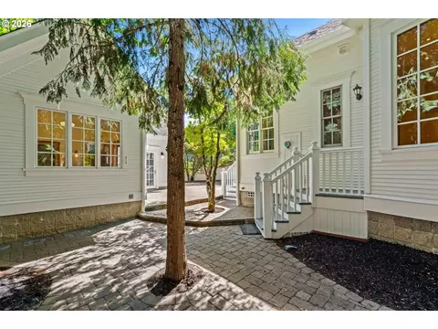 Exterior - 3535 Agate St, Eugene, OR 97405 photo 8 of 10