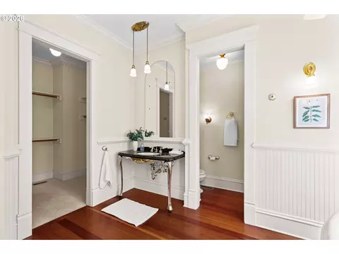 Bath - 3535 Agate St, Eugene, OR 97405 photo 2 of 4