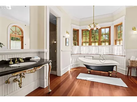 Bath - 3535 Agate St, Eugene, OR 97405 photo 3 of 4