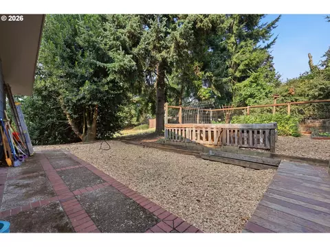 Exterior - 3835 Blanton Rd, Eugene, OR 97405 photo 10 of 15