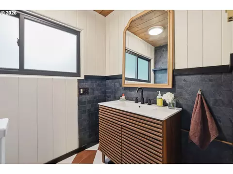 Bath - 3835 Blanton Rd, Eugene, OR 97405 photo 1 of 2
