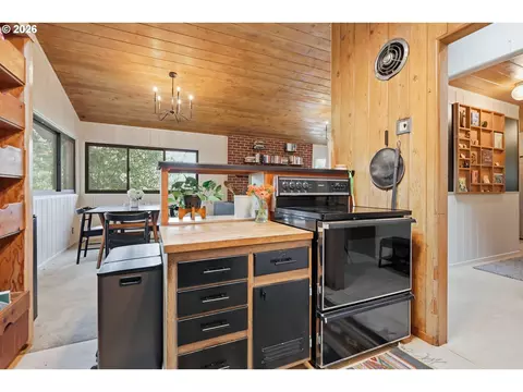 Kitchen - 3835 Blanton Rd, Eugene, OR 97405 photo 3 of 6