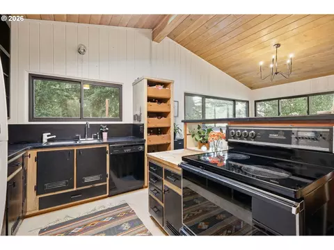 Kitchen - 3835 Blanton Rd, Eugene, OR 97405 photo 1 of 6