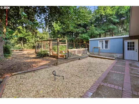 Exterior - 3835 Blanton Rd, Eugene, OR 97405 photo 9 of 15