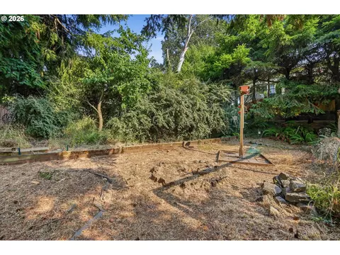 Exterior - 3835 Blanton Rd, Eugene, OR 97405 photo 14 of 15