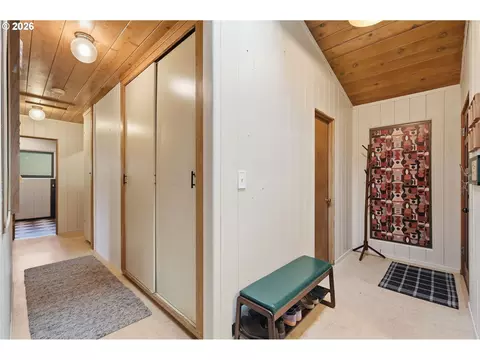 Entry Way - 3835 Blanton Rd, Eugene, OR 97405 photo 2 of 3