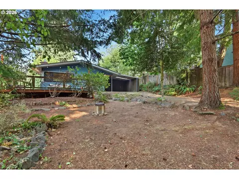 Exterior - 3835 Blanton Rd, Eugene, OR 97405 photo 5 of 15