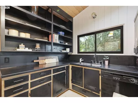 Kitchen - 3835 Blanton Rd, Eugene, OR 97405 photo 2 of 6