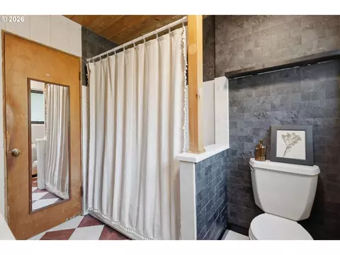 Bath - 3835 Blanton Rd, Eugene, OR 97405 photo 2 of 2