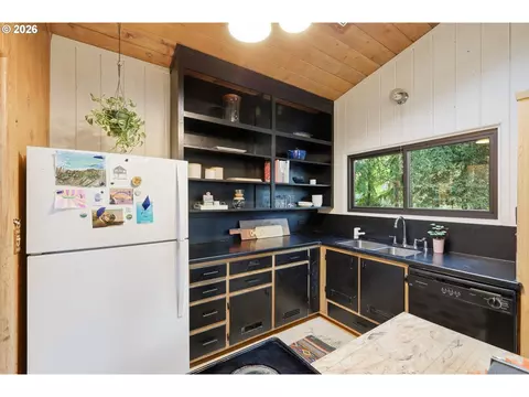 Kitchen - 3835 Blanton Rd, Eugene, OR 97405 photo 5 of 6