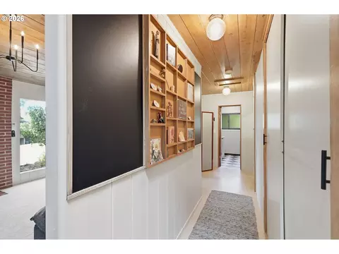 Entry Way - 3835 Blanton Rd, Eugene, OR 97405 photo 3 of 3