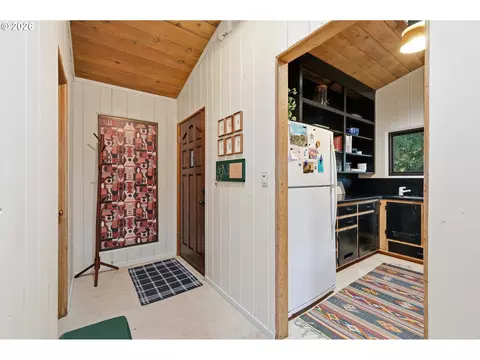Entry Way - 3835 Blanton Rd, Eugene, OR 97405 photo 1 of 3