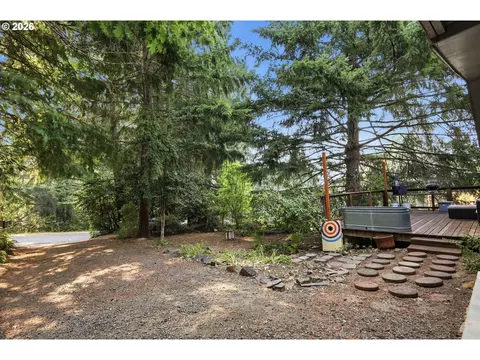 Exterior - 3835 Blanton Rd, Eugene, OR 97405 photo 4 of 15
