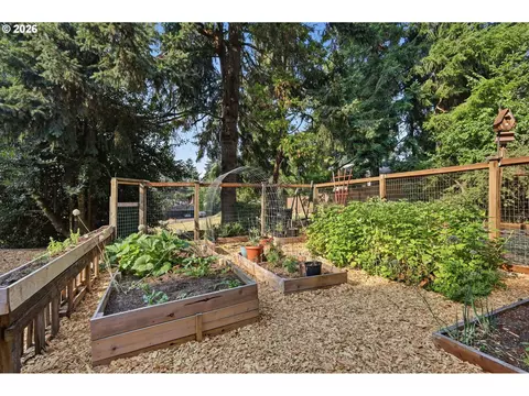 Exterior - 3835 Blanton Rd, Eugene, OR 97405 photo 13 of 15
