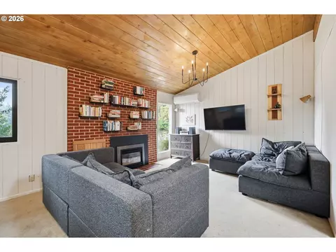 Living - 3835 Blanton Rd, Eugene, OR 97405 photo 1 of 3