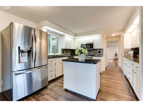 Kitchen - 26718 Cantrell Rd, Eugene, OR 97402 photo 4 of 5
