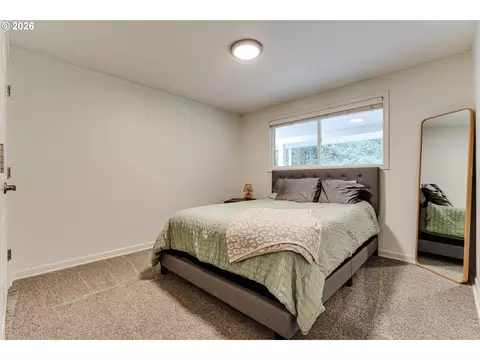 Bedroom - 26718 Cantrell Rd, Eugene, OR 97402 photo 2 of 4