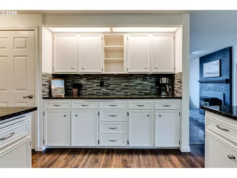 Kitchen - 26718 Cantrell Rd, Eugene, OR 97402 photo 3 of 5