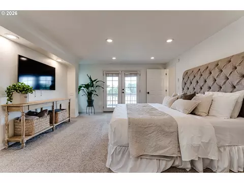 Bedroom - 26718 Cantrell Rd, Eugene, OR 97402 photo 1 of 4