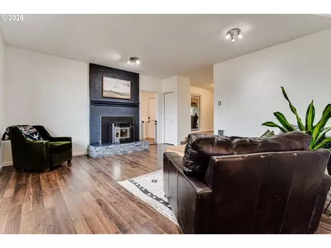 Living - 26718 Cantrell Rd, Eugene, OR 97402 photo 4 of 5