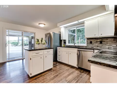 Kitchen - 26718 Cantrell Rd, Eugene, OR 97402 photo 2 of 5