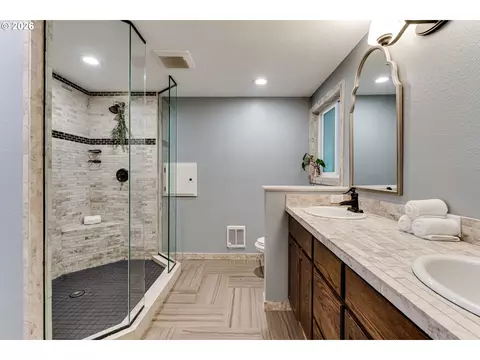 Bath - 26718 Cantrell Rd, Eugene, OR 97402 photo 1 of 2