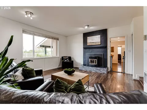 Living - 26718 Cantrell Rd, Eugene, OR 97402 photo 3 of 5