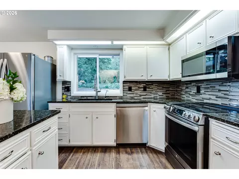 Kitchen - 26718 Cantrell Rd, Eugene, OR 97402 photo 5 of 5