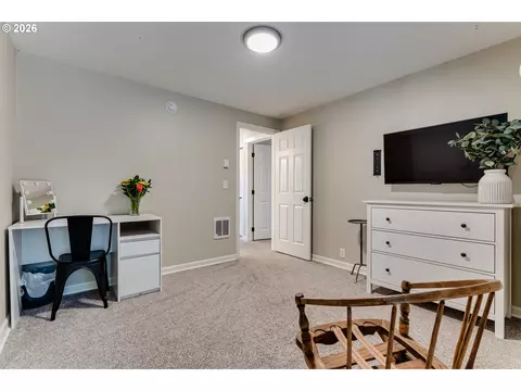 Bedroom - 26718 Cantrell Rd, Eugene, OR 97402 photo 3 of 4