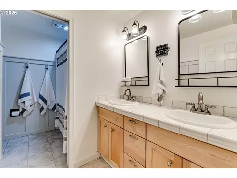 Bath - 26718 Cantrell Rd, Eugene, OR 97402 photo 2 of 2