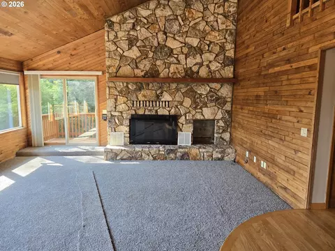 Living - 8377 SE Regner Rd, Gresham, OR 97080 photo 2 of 7
