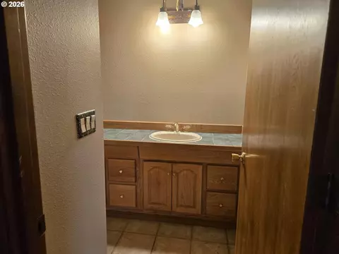 Bath - 8377 SE Regner Rd, Gresham, OR 97080 photo 3 of 4
