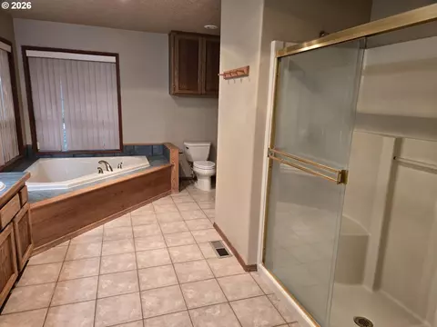 Bath - 8377 SE Regner Rd, Gresham, OR 97080 photo 1 of 4