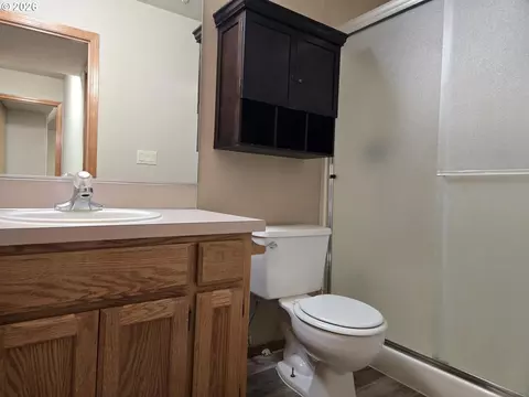 Bath - 8377 SE Regner Rd, Gresham, OR 97080 photo 4 of 4