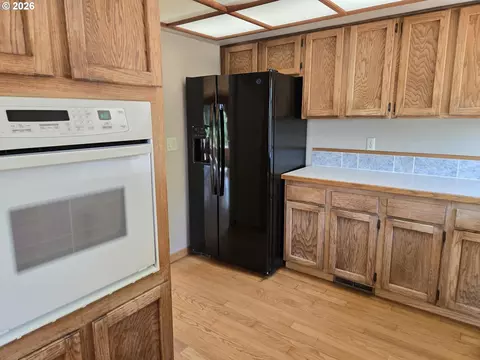 Kitchen - 8377 SE Regner Rd, Gresham, OR 97080 photo 4 of 4