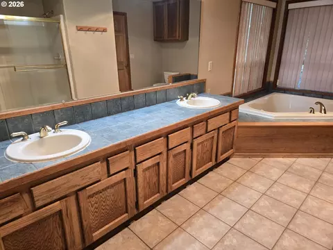 Bath - 8377 SE Regner Rd, Gresham, OR 97080 photo 2 of 4