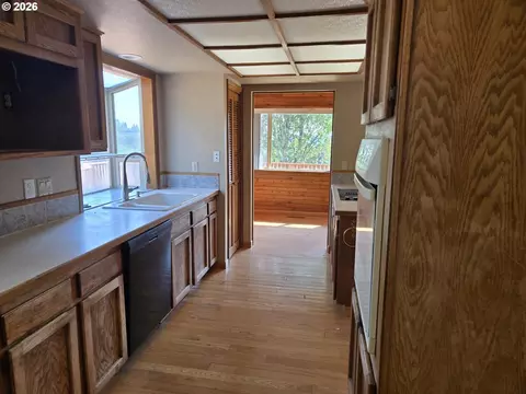 Kitchen - 8377 SE Regner Rd, Gresham, OR 97080 photo 3 of 4