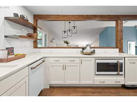Kitchen - 27 Marlboro Ln, Eugene, OR 97405 photo 6 of 6