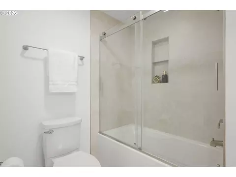 Bath - 27 Marlboro Ln, Eugene, OR 97405 photo 3 of 3