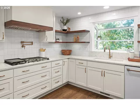Kitchen - 27 Marlboro Ln, Eugene, OR 97405 photo 4 of 6