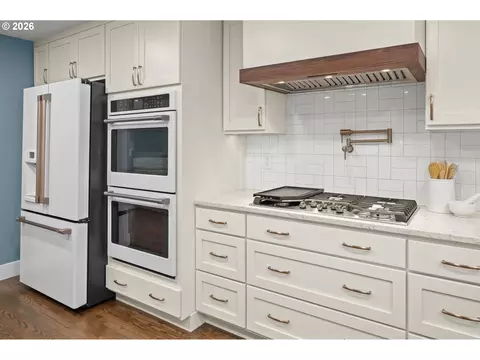 Kitchen - 27 Marlboro Ln, Eugene, OR 97405 photo 2 of 6