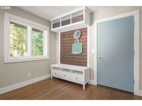 Entry Way - 27 Marlboro Ln, Eugene, OR 97405 photo 5 of 6