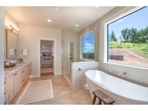 Bath - 28356 Siesta Ln, Eugene, OR 97402 photo 4 of 7